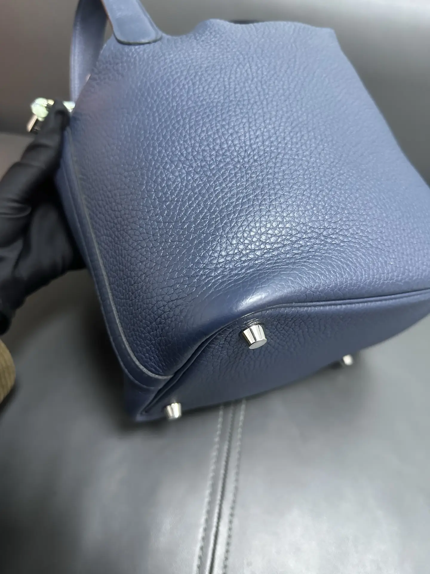 HERMÈS Pocotin 18 Eclat Bag in Blue Leather HERMÈS Pocotin 18 Eclat Bag in Blue Leather