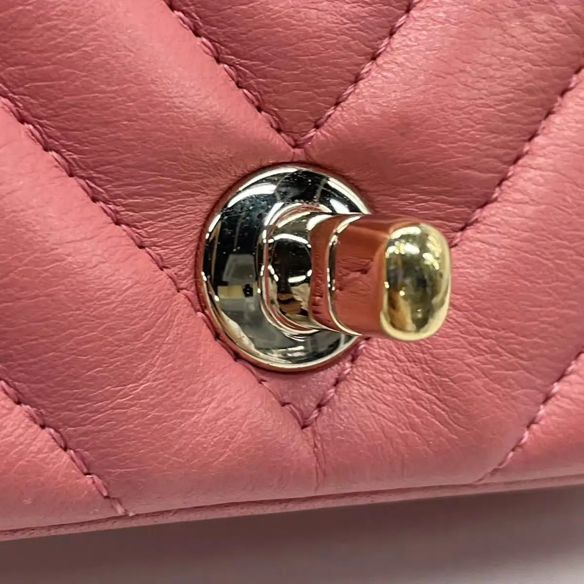 CHANEL Small Chevron Classic Flap Bag Pink Leather CHANEL Small Chevron Classic Flap Bag Pink Leather