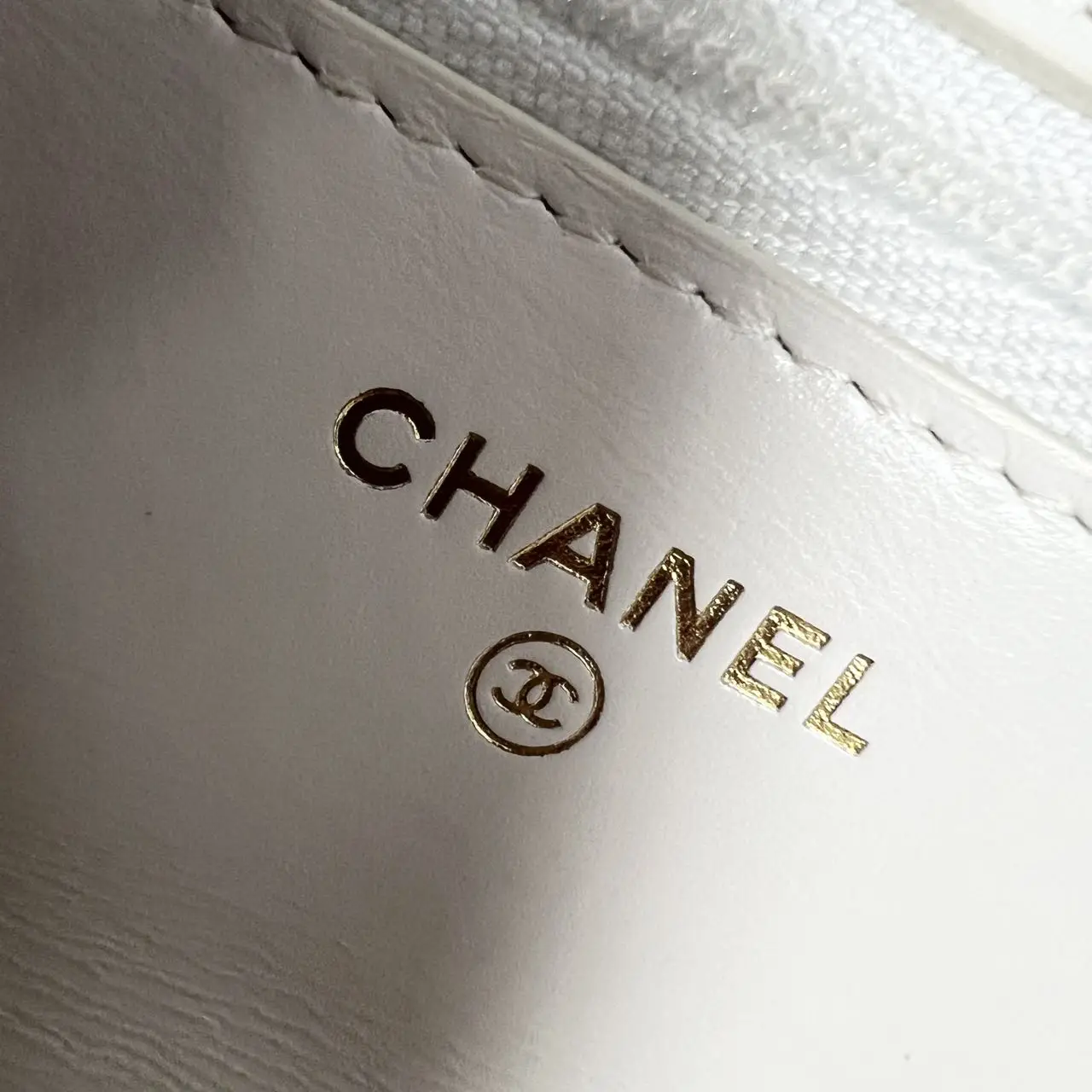 CHANE Classic Wallet On Chain in White Lambskin CHANE Classic Wallet On Chain in White Lambskin