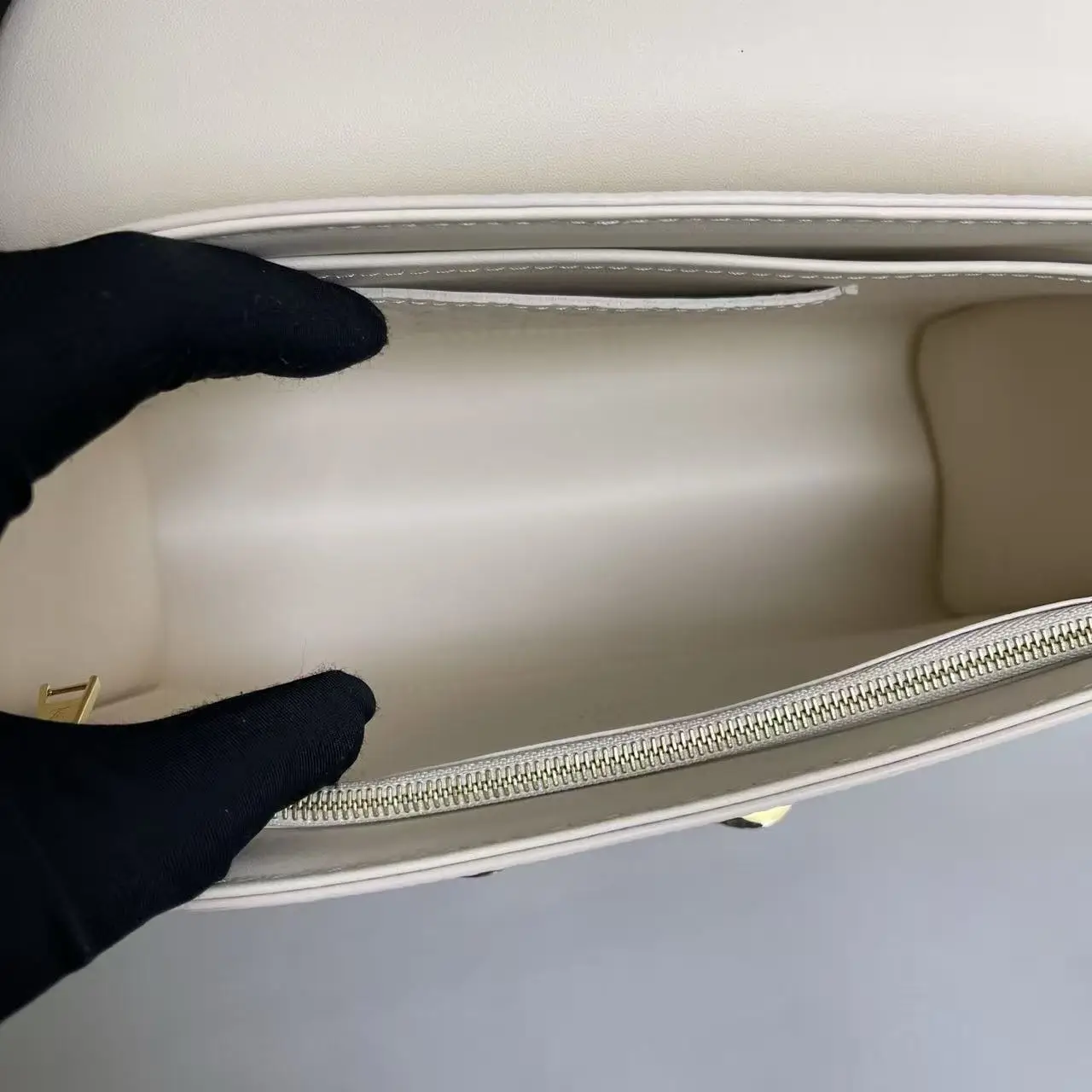 Louis Vuitton Twist MM Chain Bag Louis Vuitton Twist MM Chain Bag