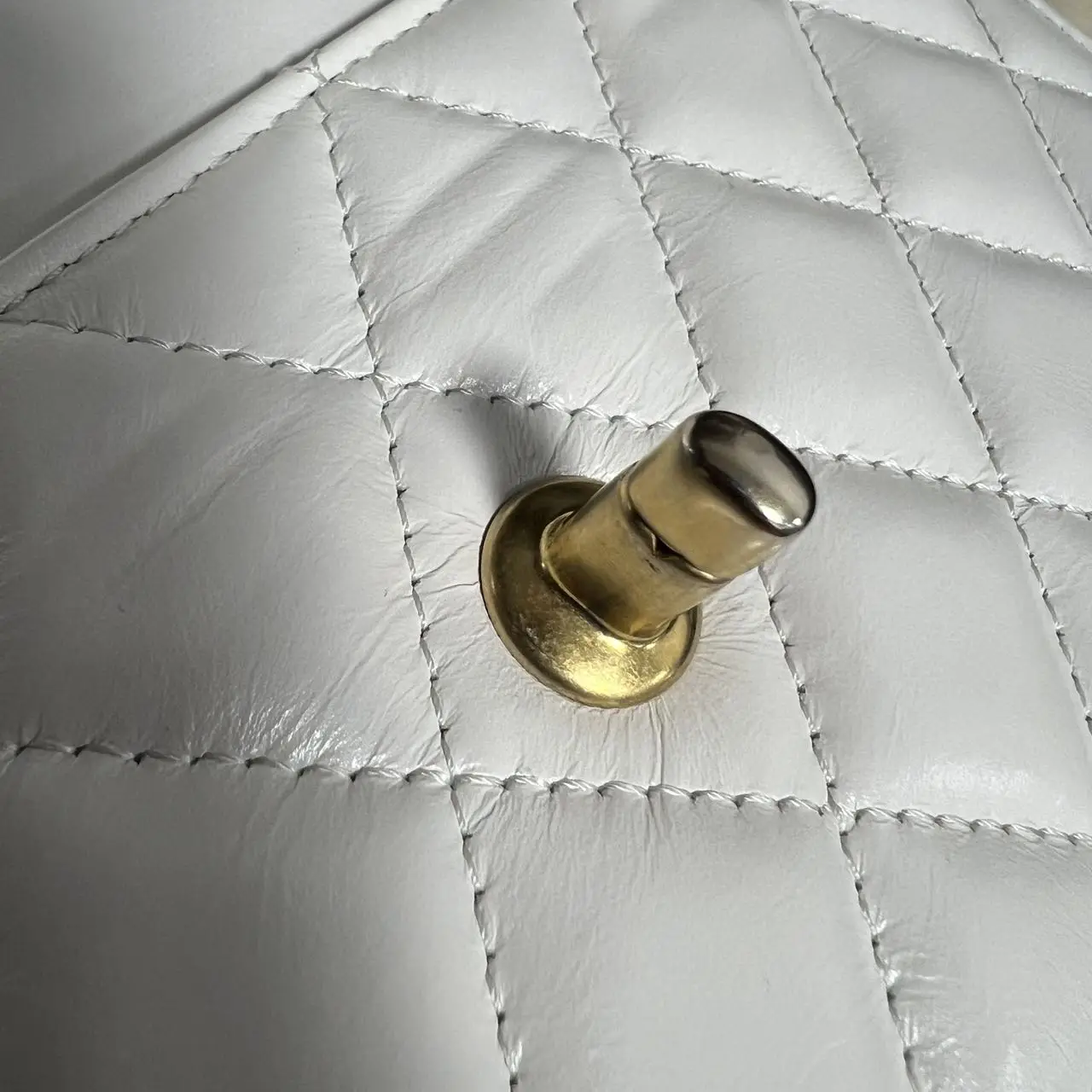 CHANE Classic Wallet On Chain in White Lambskin CHANE Classic Wallet On Chain in White Lambskin