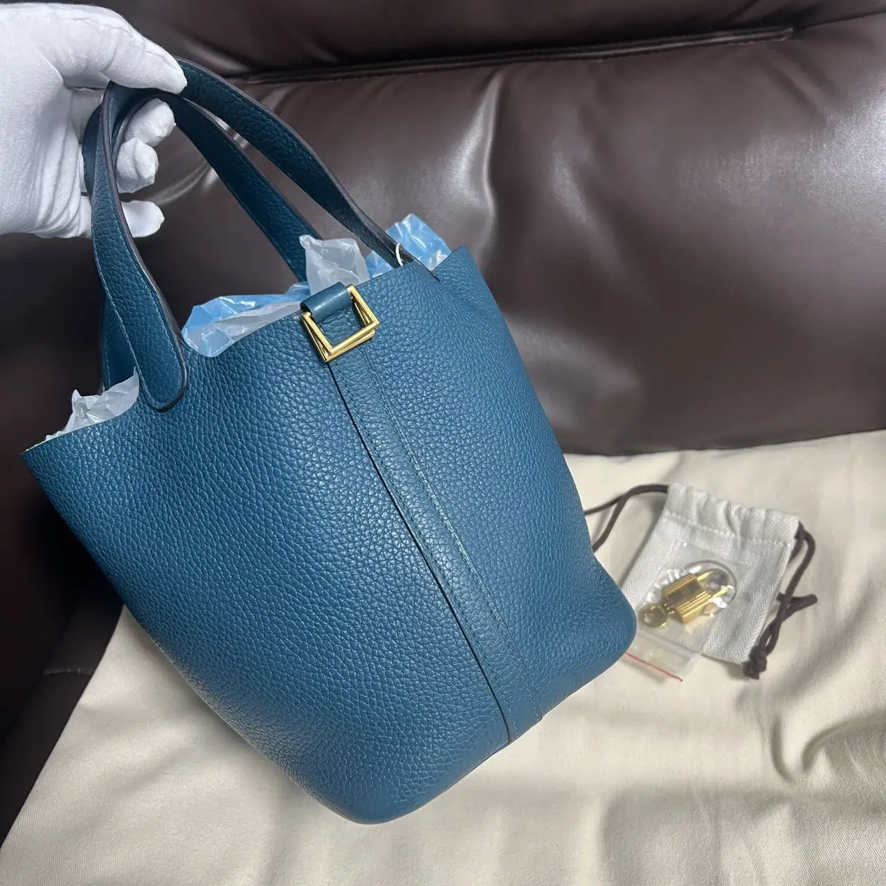 HERMÈS Pocotin 18 Eclat Bag in Blue Leather HERMÈS Pocotin 18 Eclat Bag in Blue Leather