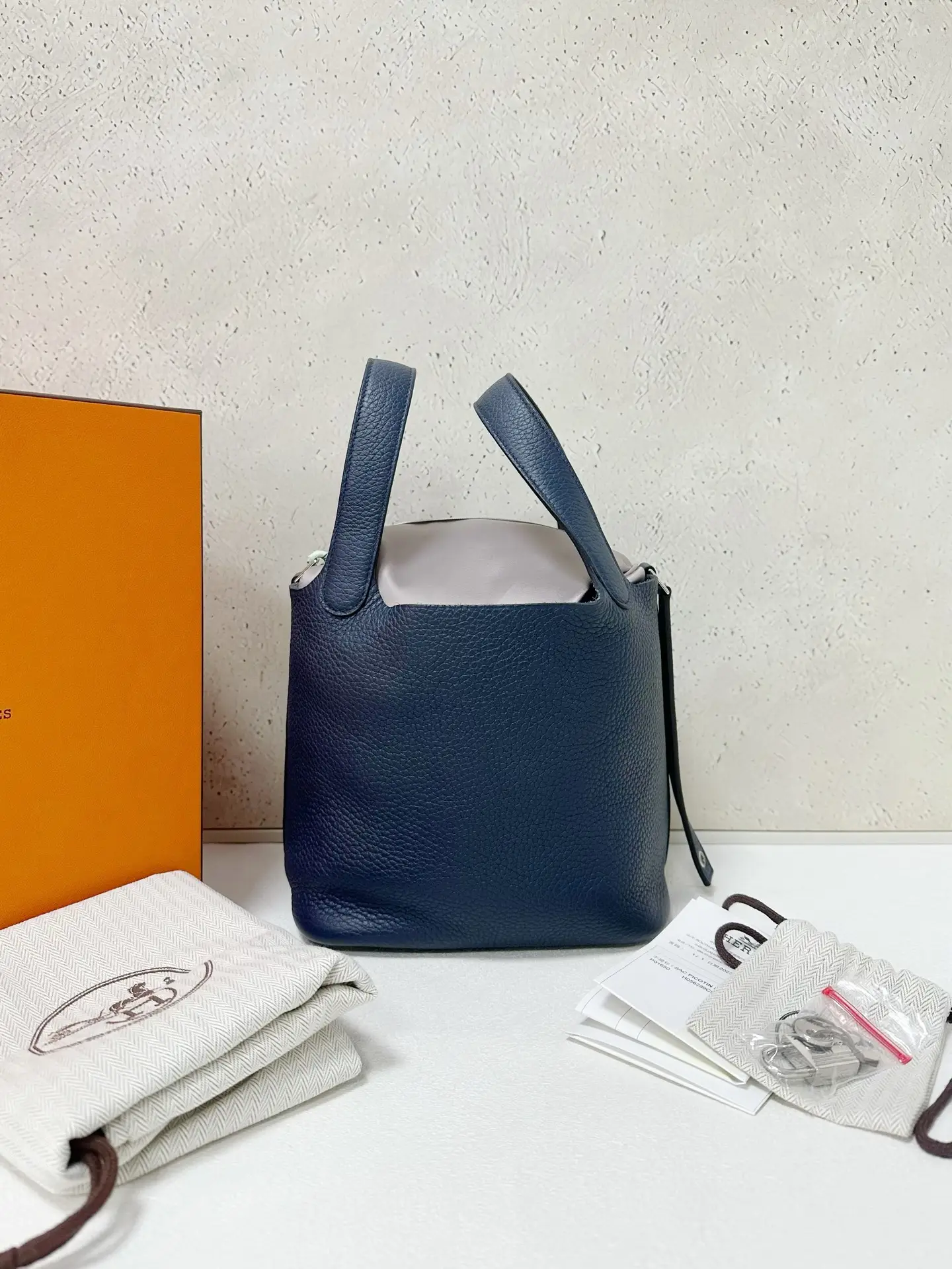 HERMÈS Pocotin 18 Eclat Bag in Blue Leather HERMÈS Pocotin 18 Eclat Bag in Blue Leather