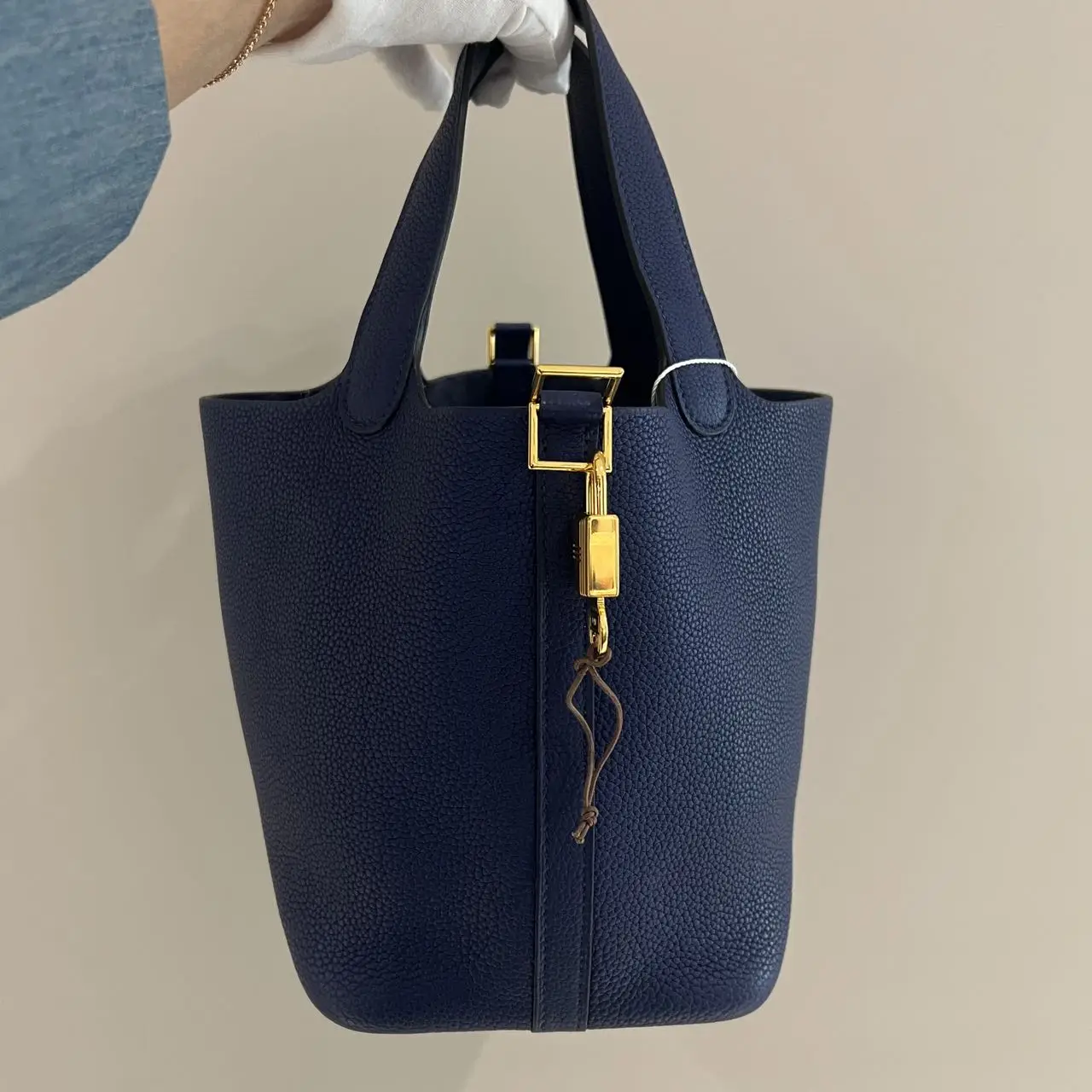 HERMÈS Pocotin 18 Eclat Bag in Blue Leather HERMÈS Pocotin 18 Eclat Bag in Blue Leather