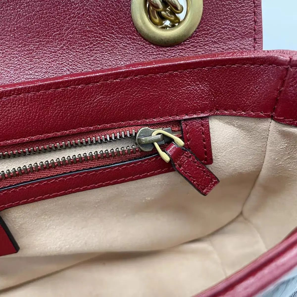 GUCCI GG Marmont Medium Shoulder Bag GUCCI GG Marmont Medium Shoulder Bag