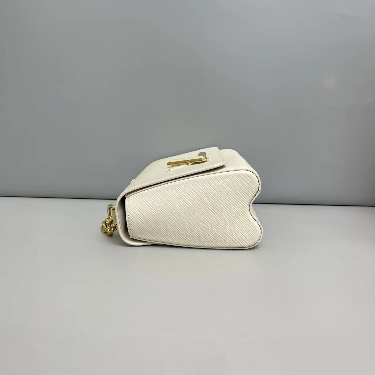 Louis Vuitton Twist MM Chain Bag Louis Vuitton Twist MM Chain Bag