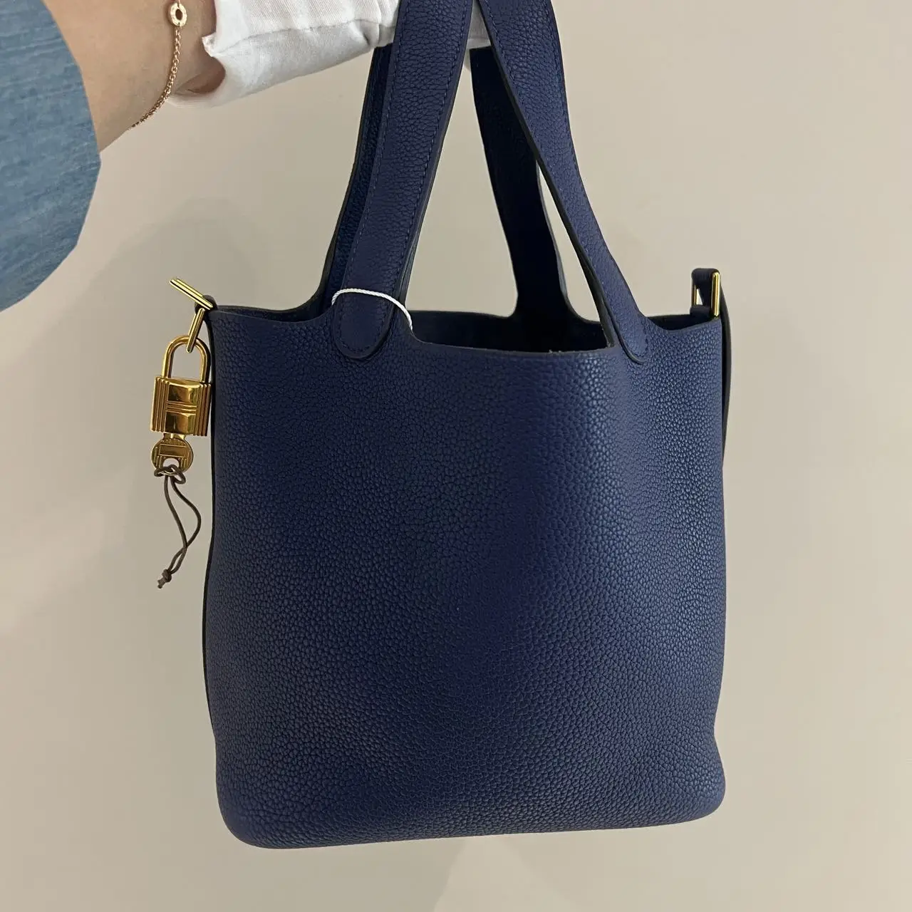 HERMÈS Pocotin 18 Eclat Bag in Blue Leather HERMÈS Pocotin 18 Eclat Bag in Blue Leather