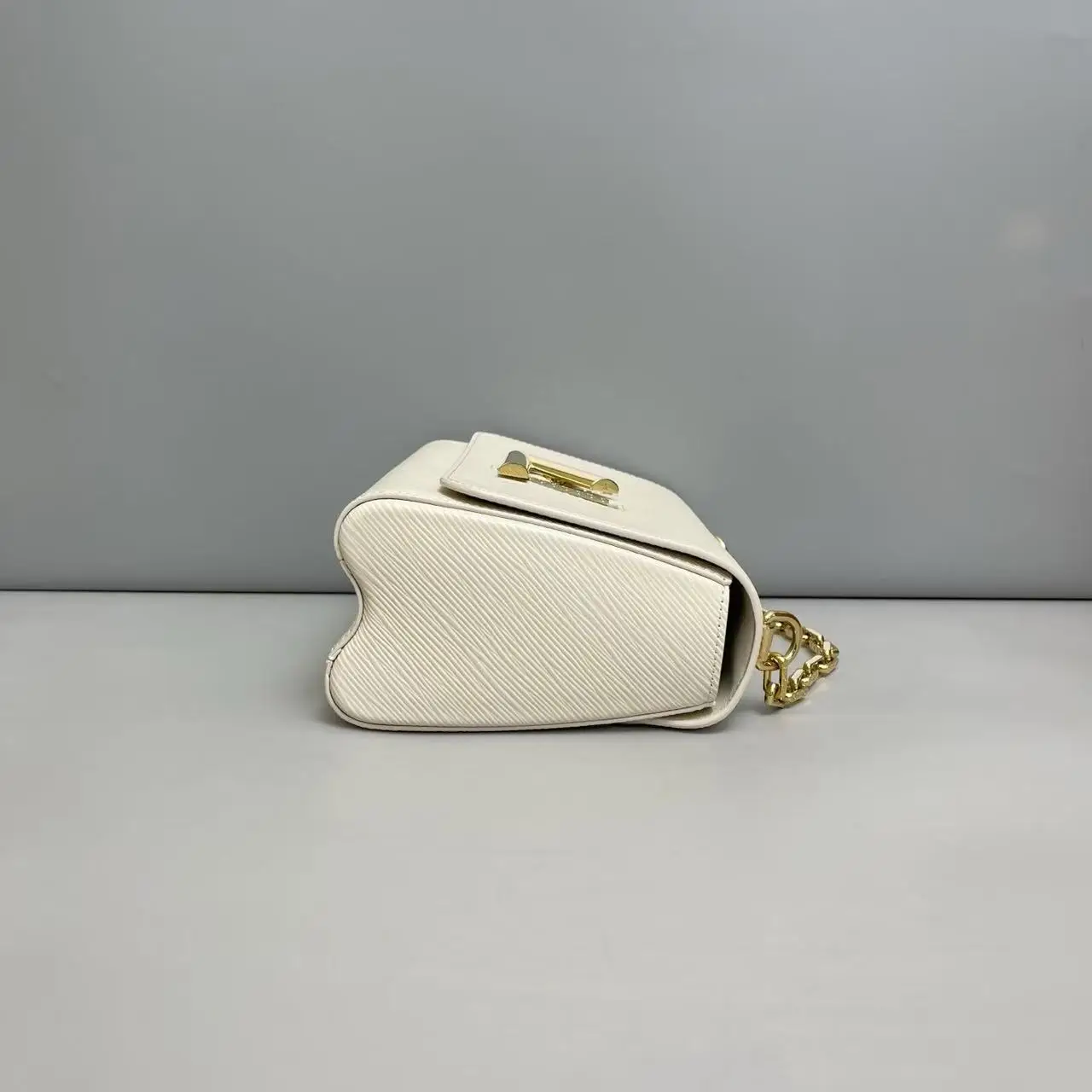 Louis Vuitton Twist MM Chain Bag Louis Vuitton Twist MM Chain Bag