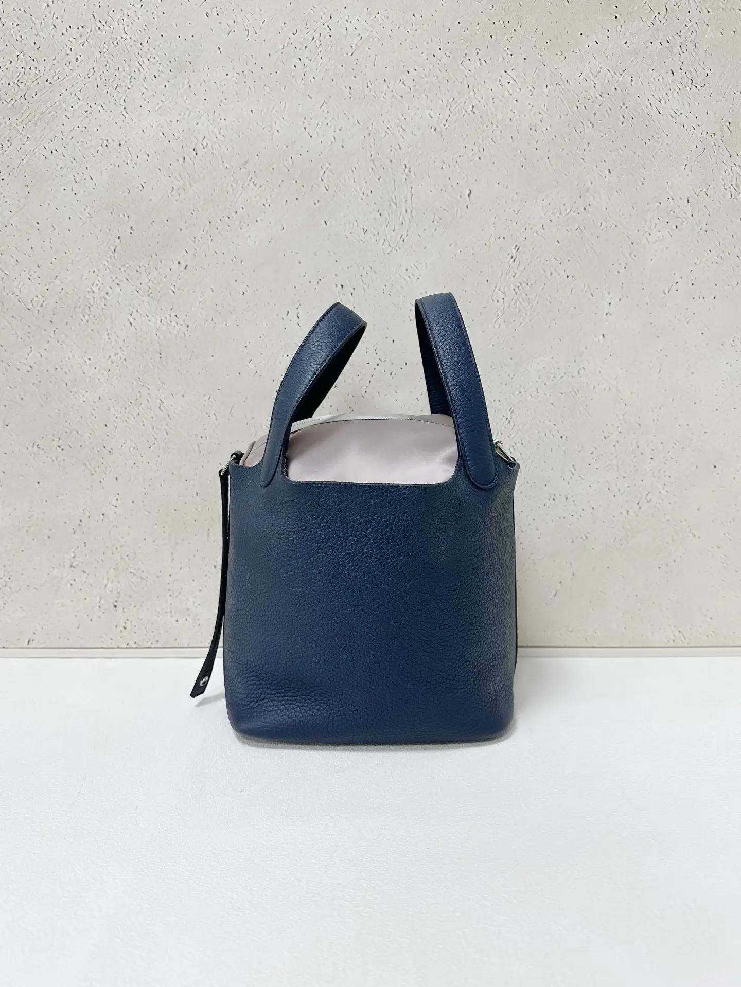 HERMÈS Pocotin 18 Eclat Bag in Blue Leather HERMÈS Pocotin 18 Eclat Bag in Blue Leather