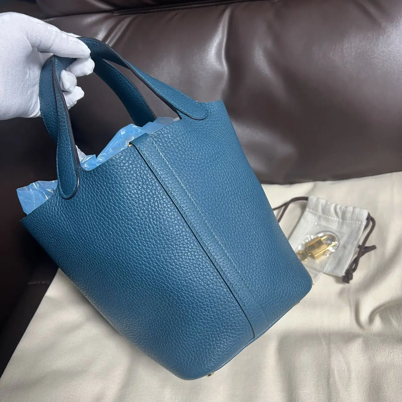 HERMÈS Pocotin 18 Eclat Bag in Blue Leather HERMÈS Pocotin 18 Eclat Bag in Blue Leather