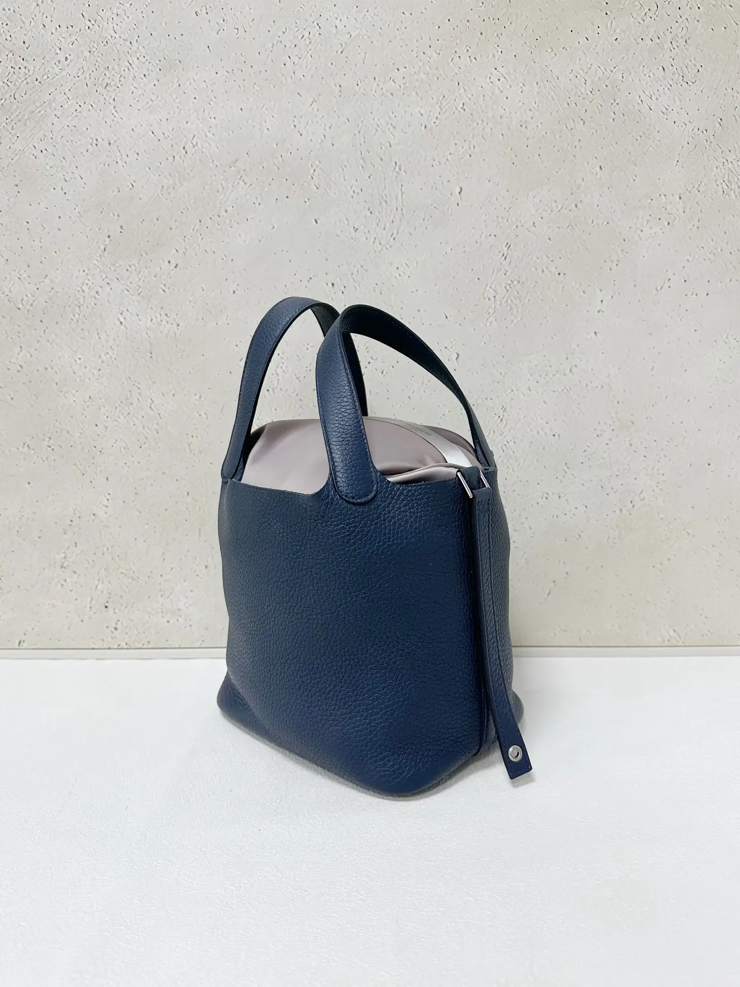 HERMÈS Pocotin 18 Eclat Bag in Blue Leather HERMÈS Pocotin 18 Eclat Bag in Blue Leather