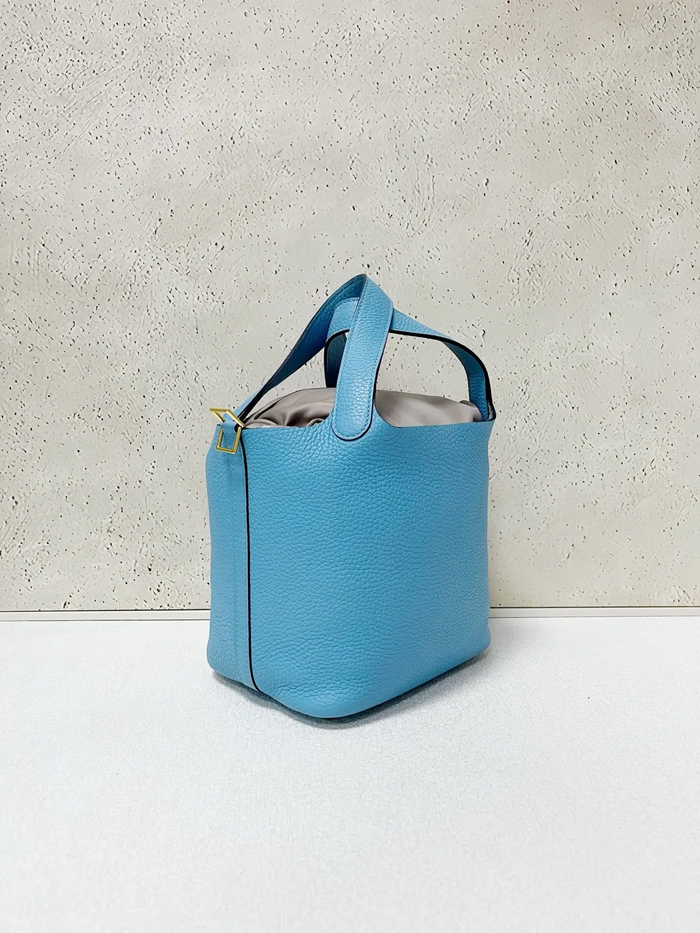 HERMÈS Pocotin 18 in Blue with Palladium Hardware HERMÈS Pocotin 18 in Blue with Palladium Hardware