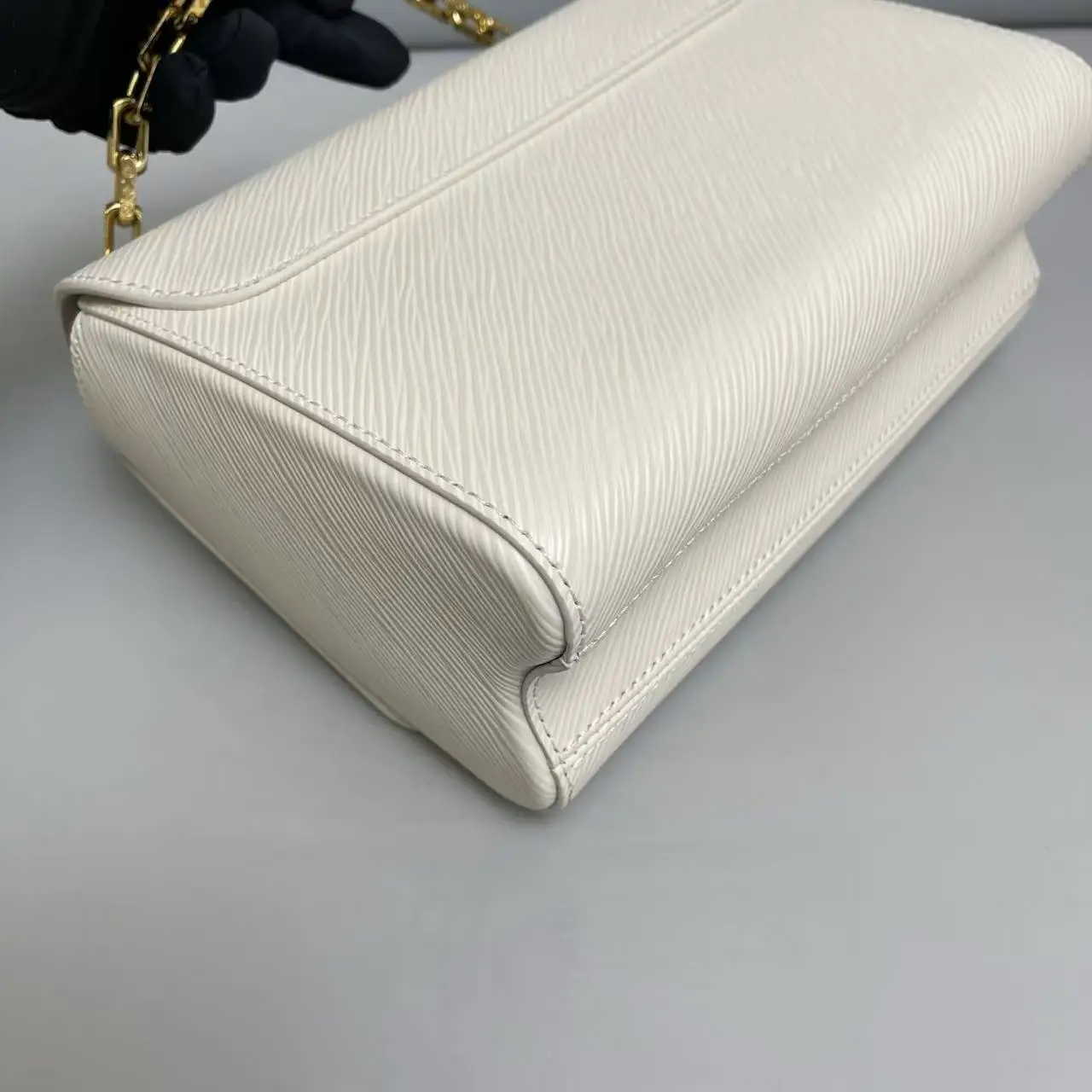 Louis Vuitton Twist MM Chain Bag Louis Vuitton Twist MM Chain Bag