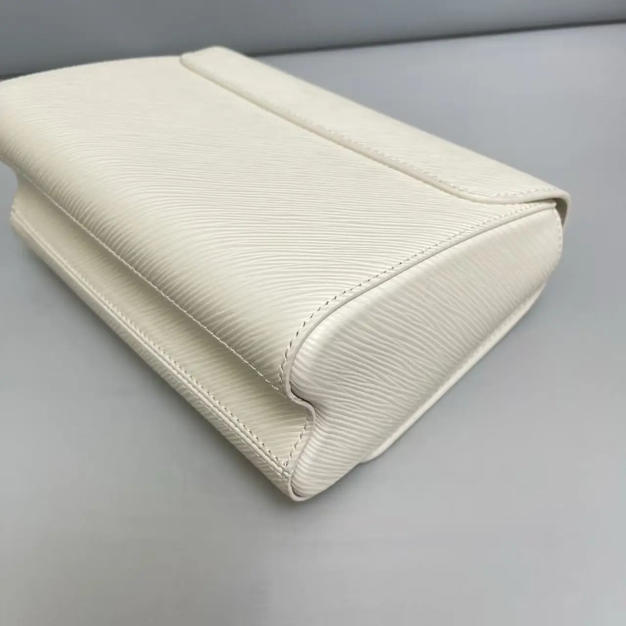 Louis Vuitton Twist MM Chain Bag Louis Vuitton Twist MM Chain Bag