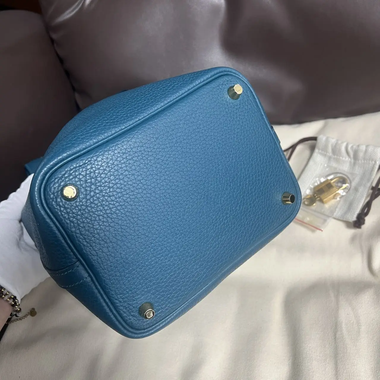 HERMÈS Pocotin 18 Eclat Bag in Blue Leather HERMÈS Pocotin 18 Eclat Bag in Blue Leather