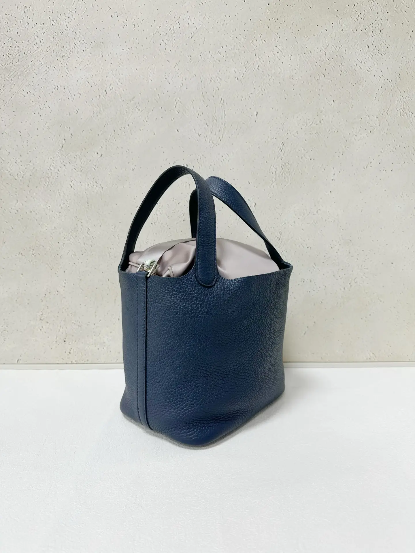 HERMÈS Pocotin 18 Eclat Bag in Blue Leather HERMÈS Pocotin 18 Eclat Bag in Blue Leather