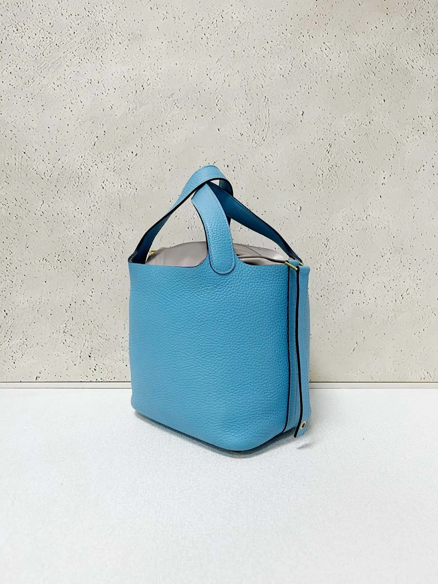 HERMÈS Pocotin 18 in Blue with Palladium Hardware HERMÈS Pocotin 18 in Blue with Palladium Hardware