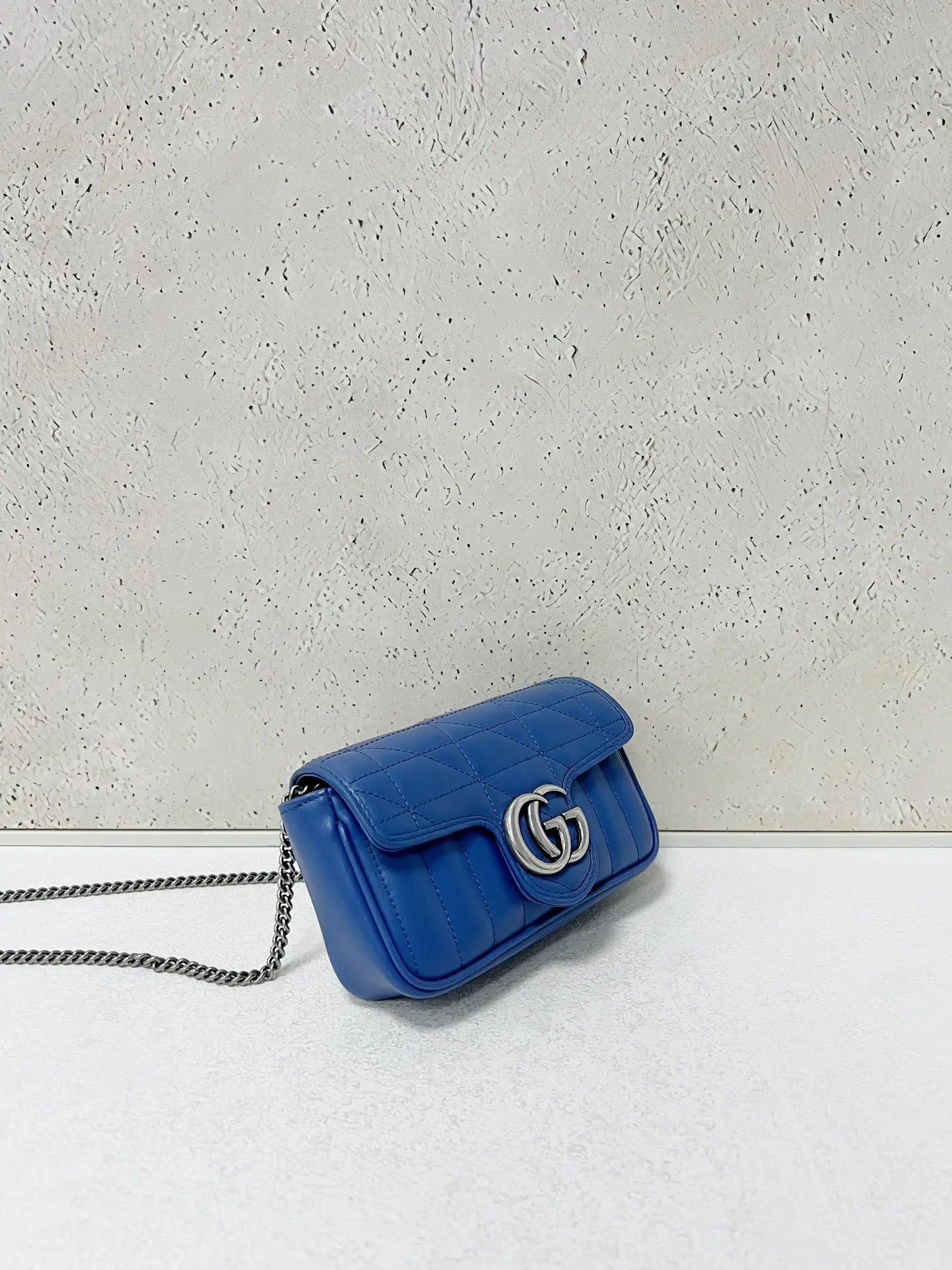 GUCCI GG Marmont Medium Shoulder Bag GUCCI GG Marmont Medium Shoulder Bag