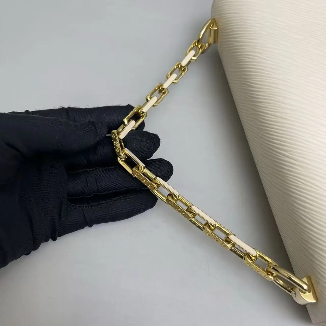 Louis Vuitton Twist MM Chain Bag Louis Vuitton Twist MM Chain Bag