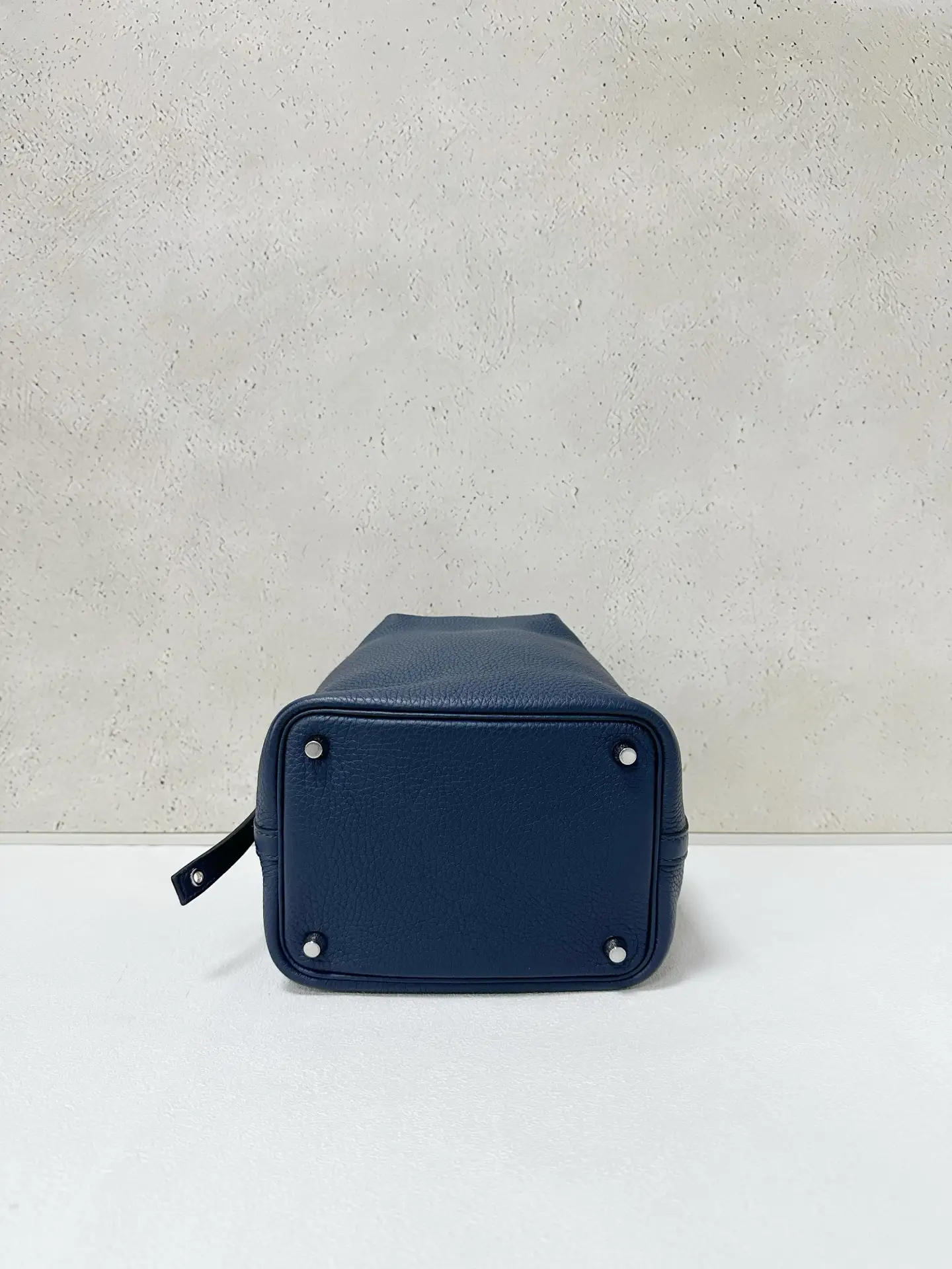 HERMÈS Pocotin 18 Eclat Bag in Blue Leather HERMÈS Pocotin 18 Eclat Bag in Blue Leather