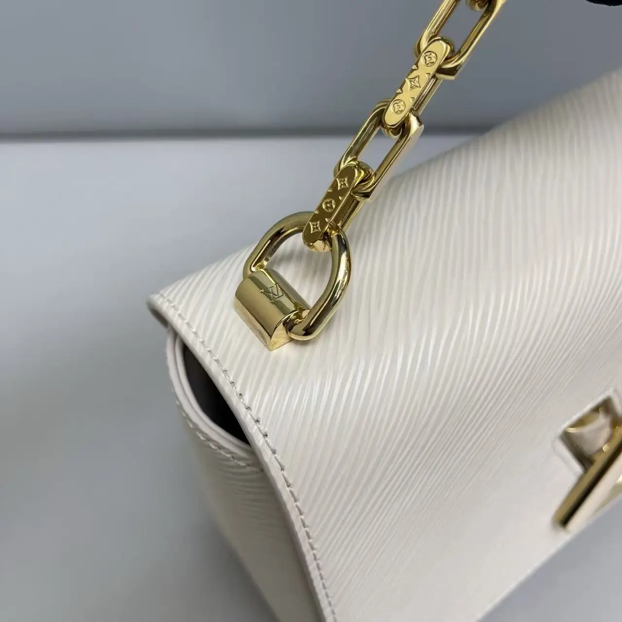 Louis Vuitton Twist MM Chain Bag Louis Vuitton Twist MM Chain Bag