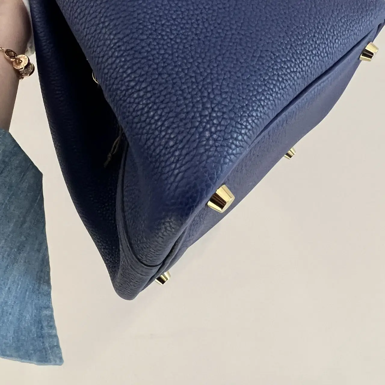 HERMÈS Pocotin 18 Eclat Bag in Blue Leather HERMÈS Pocotin 18 Eclat Bag in Blue Leather