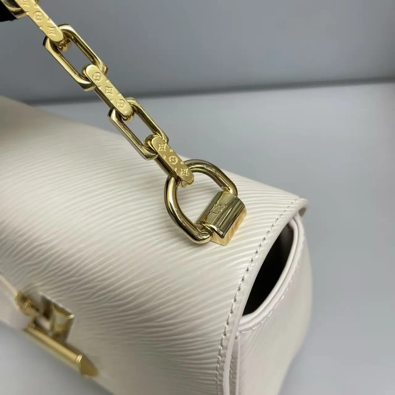 Louis Vuitton Twist MM Chain Bag Louis Vuitton Twist MM Chain Bag
