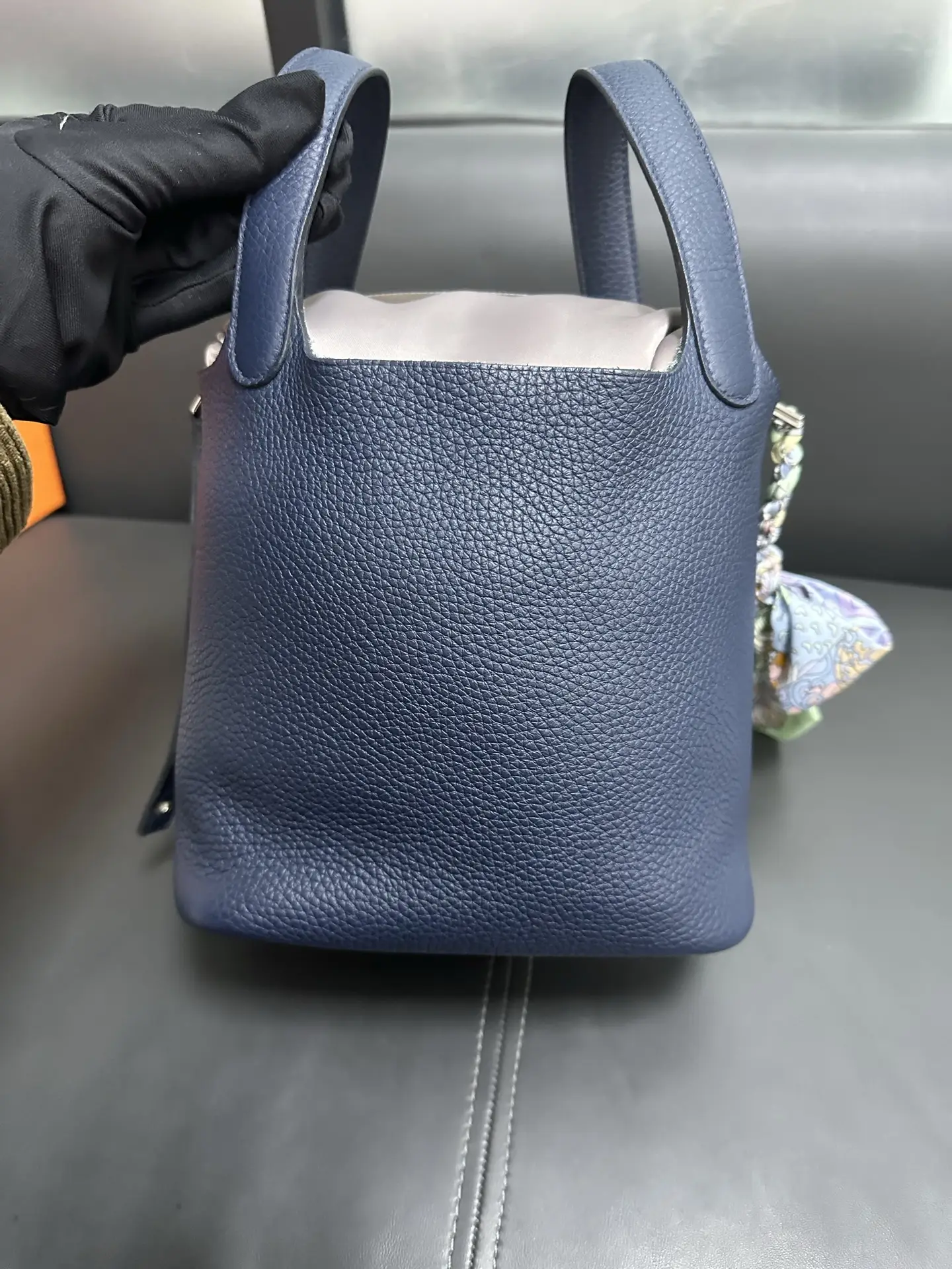 HERMÈS Pocotin 18 Eclat Bag in Blue Leather HERMÈS Pocotin 18 Eclat Bag in Blue Leather