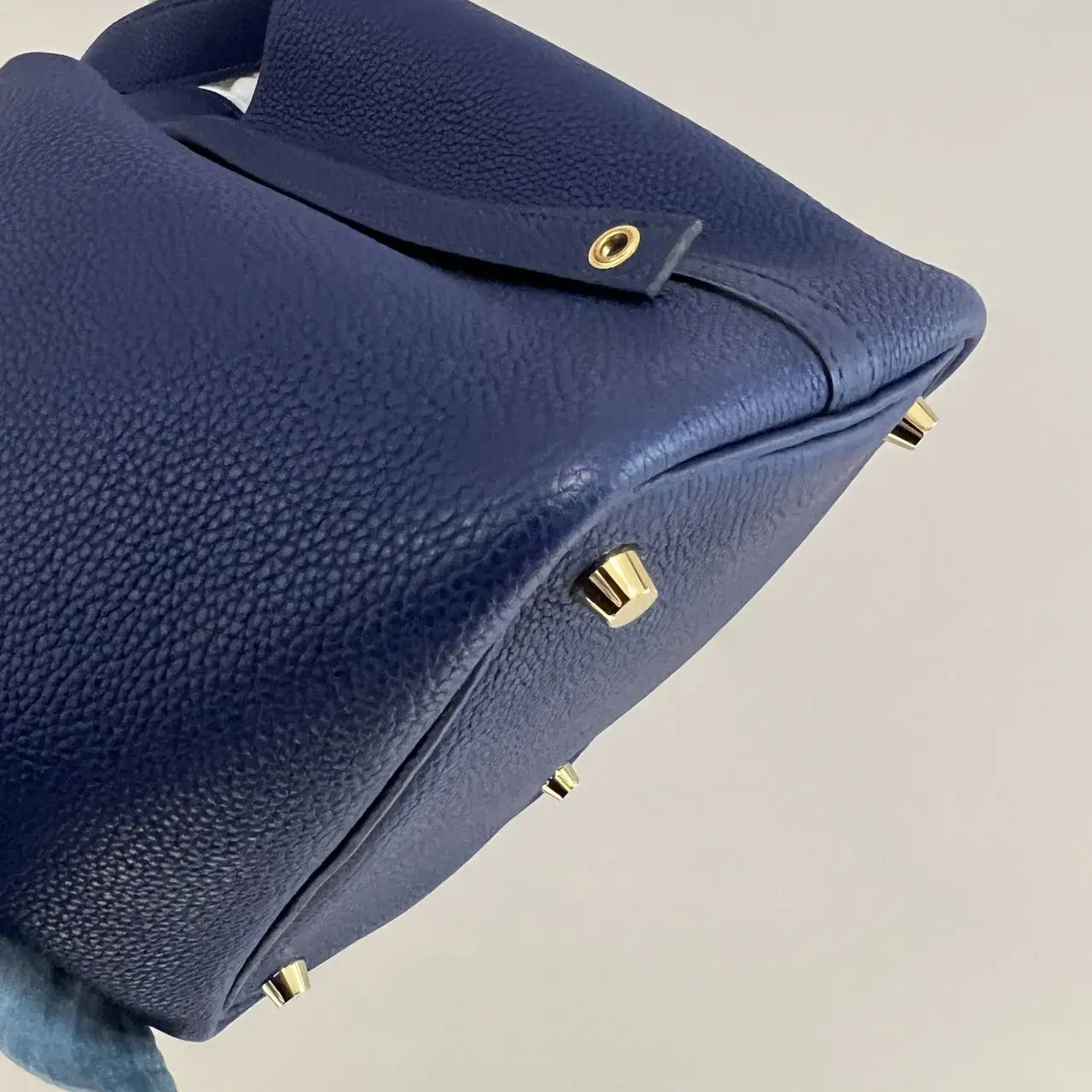 HERMÈS Pocotin 18 Eclat Bag in Blue Leather HERMÈS Pocotin 18 Eclat Bag in Blue Leather