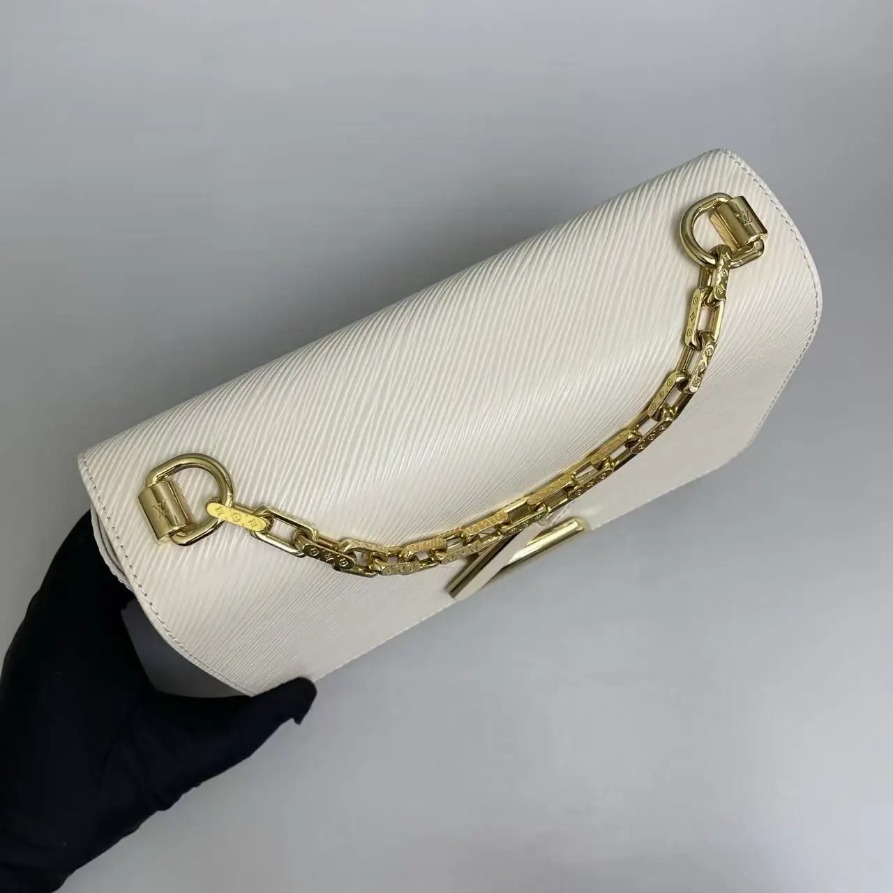 Louis Vuitton Twist MM Chain Bag Louis Vuitton Twist MM Chain Bag
