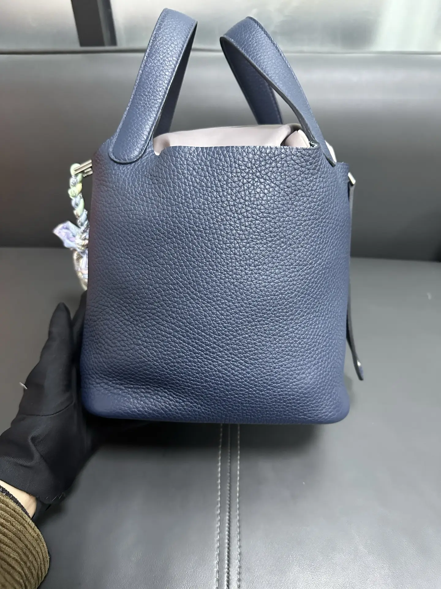 HERMÈS Pocotin 18 Eclat Bag in Blue Leather HERMÈS Pocotin 18 Eclat Bag in Blue Leather