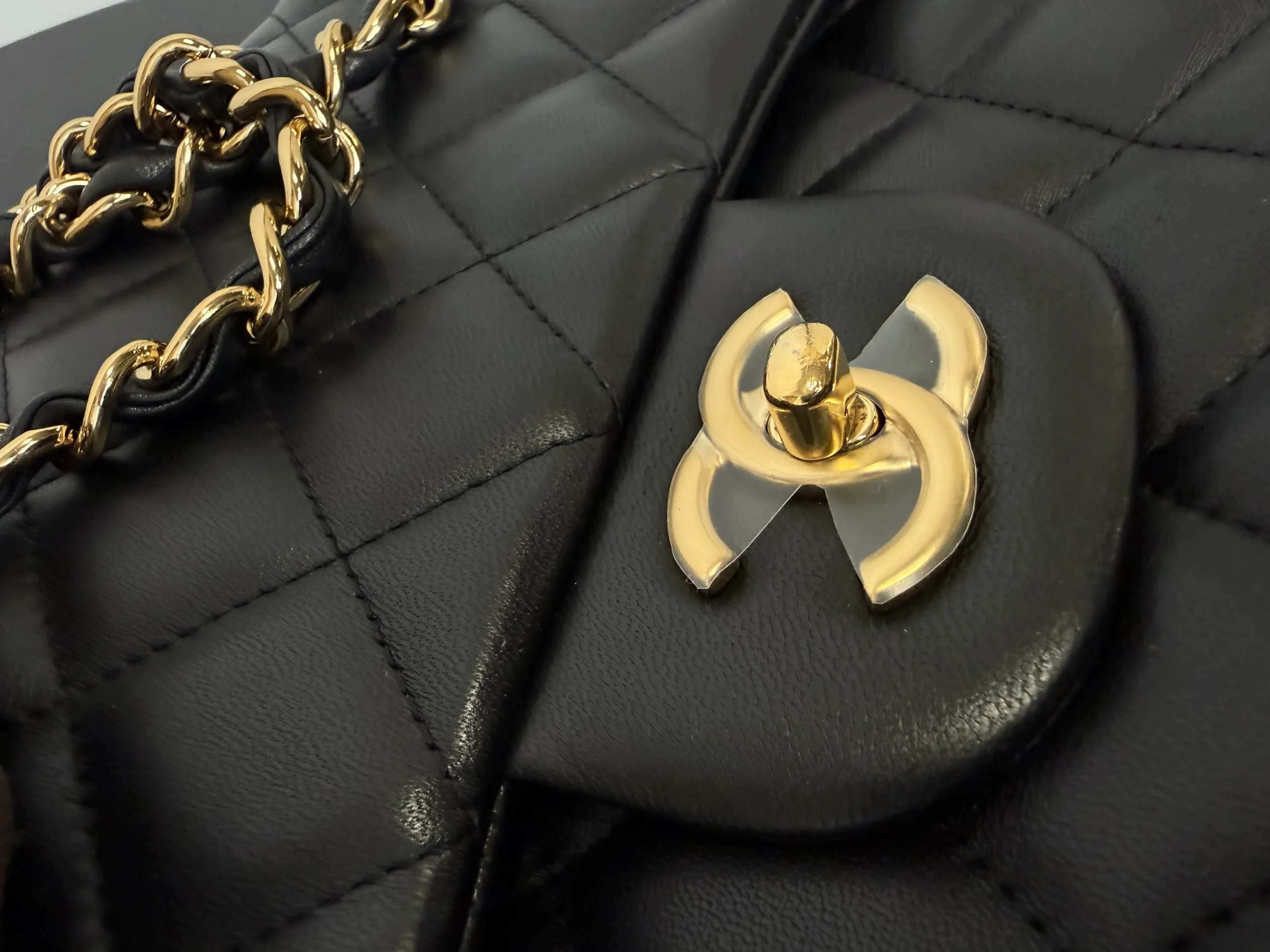 CHANEL Jumbo Classic Flap Bag CHANEL Jumbo Classic Flap Bag